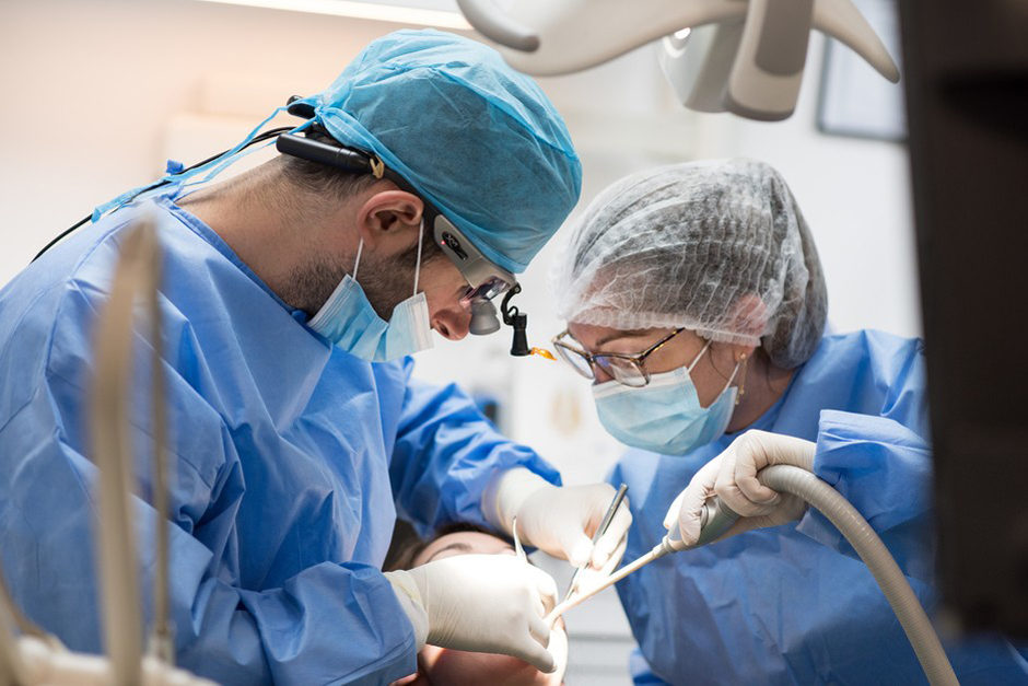 Dr-Touboul-Pratique-de-chirurgie-dentaire-940x627